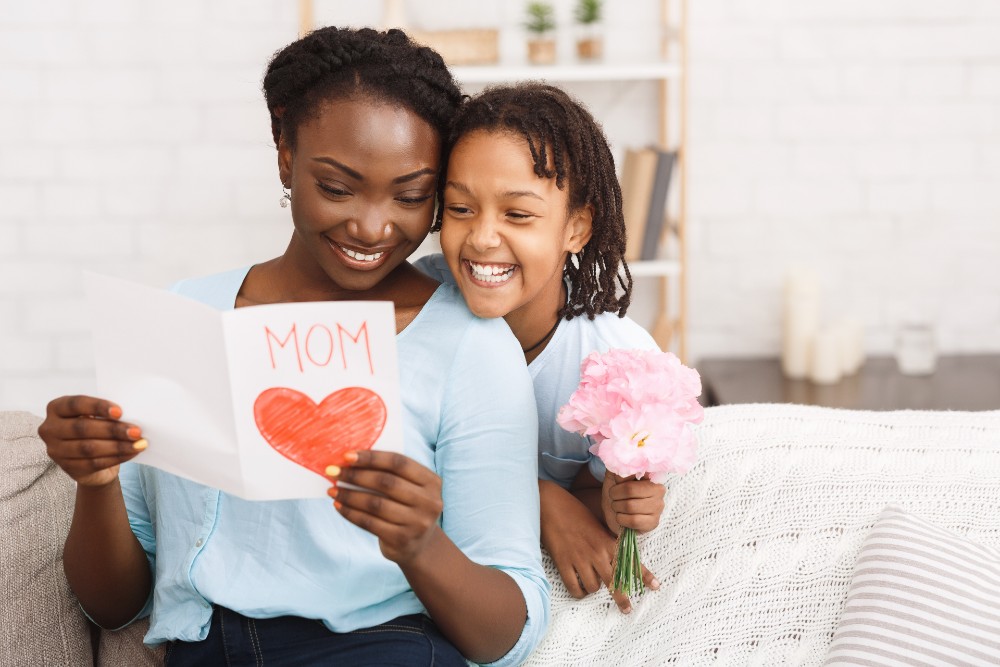 mom reading card daughter gave her